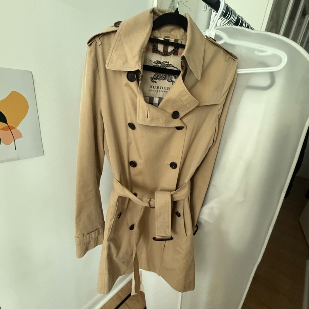 Burberry Kensington Tan Trench Coat with Luxurious Fur Collar - Picture 6 of 16